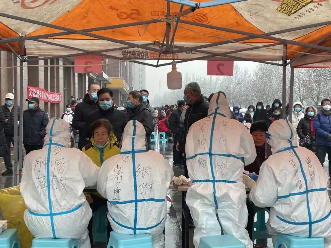 风雪寒冬，这些人坚守抗疫的身影，感动着这座城......