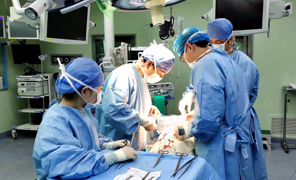 黄石市中心医院多学科团队协作，救治巨大肾错构瘤并出血患者