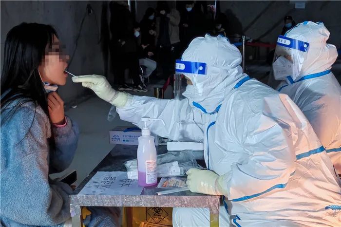 在核酸检测现场，四岁男孩认出「护士阿姨」原来是妈妈