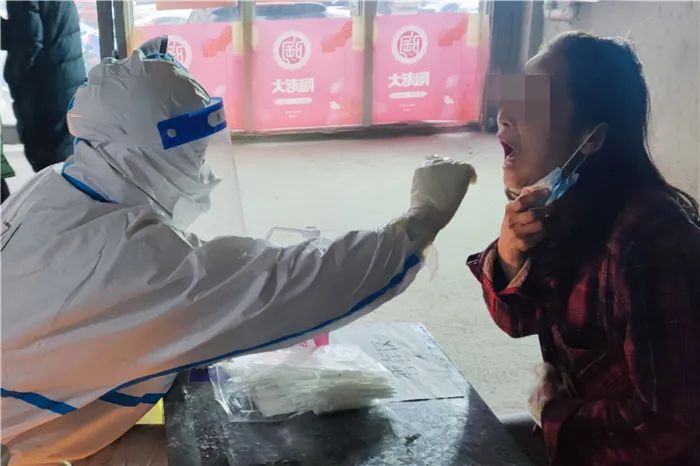 在核酸检测现场，四岁男孩认出「护士阿姨」原来是妈妈