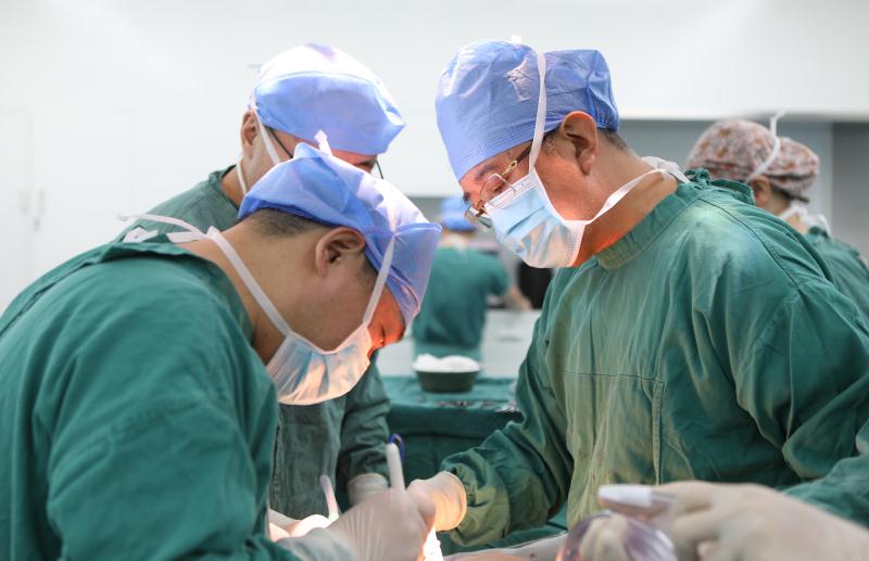 中年女子体内藏巨大肾脏肿瘤，南京医科大学第二附属医院专家多学科联合巧剥除