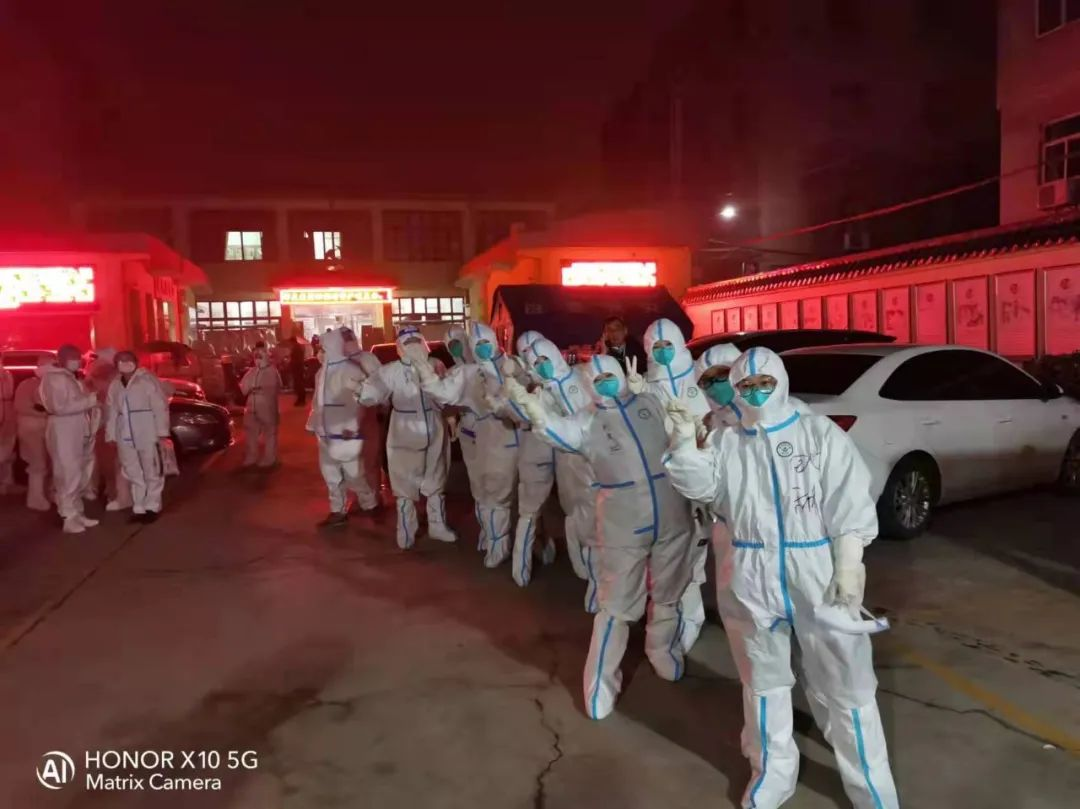 抗疫攻坚：西安华厦医护人员逆流而上，奔赴核酸采集点