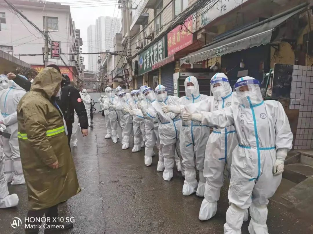 抗疫攻坚：西安华厦医护人员逆流而上，奔赴核酸采集点