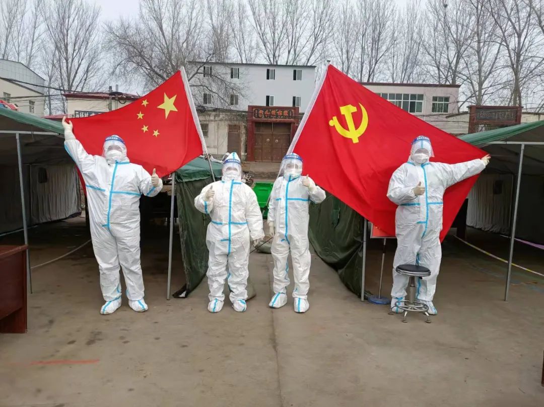 寒冬腊月衣服湿透、24 岁小伙没有一丝犹豫跪下去……抗疫一线的感动瞬间