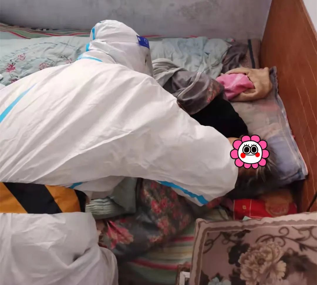 寒冬腊月衣服湿透、24 岁小伙没有一丝犹豫跪下去……抗疫一线的感动瞬间