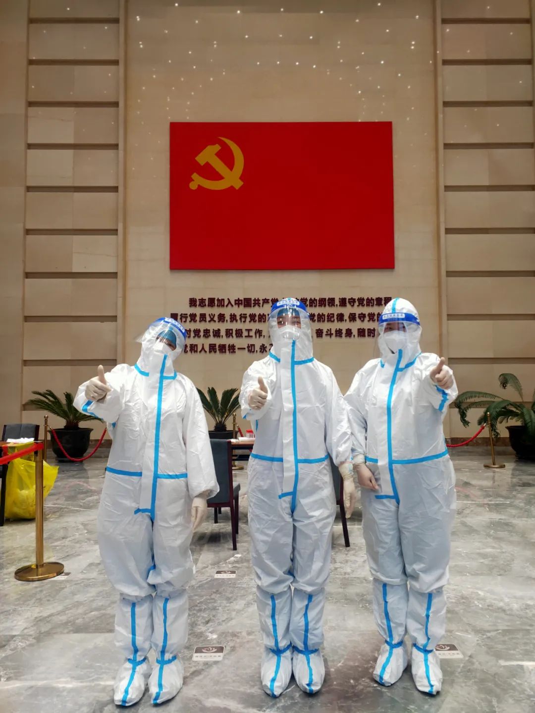 寒冬腊月衣服湿透、24 岁小伙没有一丝犹豫跪下去……抗疫一线的感动瞬间