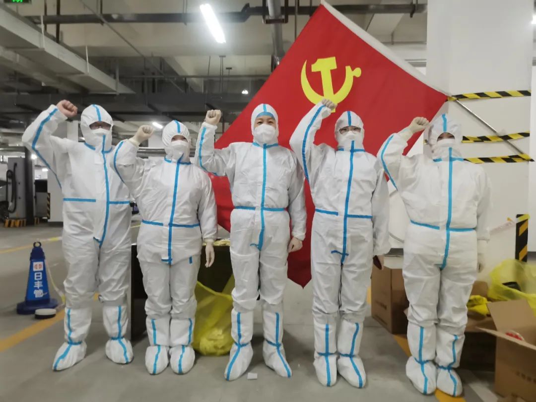 寒冬腊月衣服湿透、24 岁小伙没有一丝犹豫跪下去……抗疫一线的感动瞬间