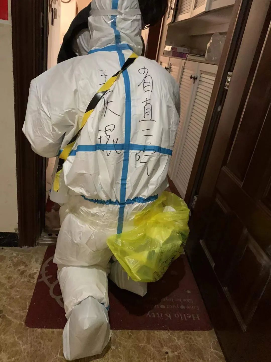 寒冬腊月衣服湿透、24 岁小伙没有一丝犹豫跪下去……抗疫一线的感动瞬间