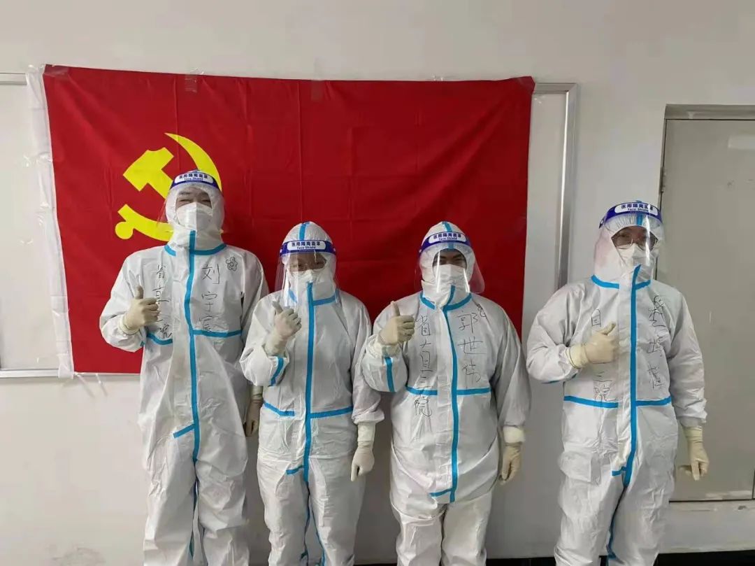 寒冬腊月衣服湿透、24 岁小伙没有一丝犹豫跪下去……抗疫一线的感动瞬间