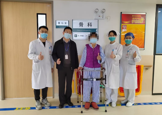 广西壮族自治区人民医院北院院区为一患尿毒症的危重股骨颈骨折患者实施人工股骨头置换术