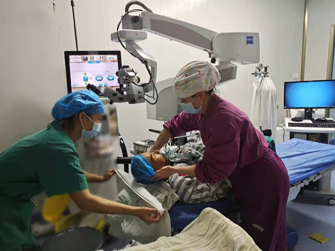 柳州市红十字会医院借助虹膜扩张器扩大瞳孔成功完成一例白内障手术