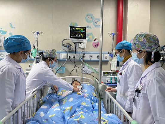 广西壮族自治区南溪山医院连续奋战一天一夜成功抢救两名危重症患儿