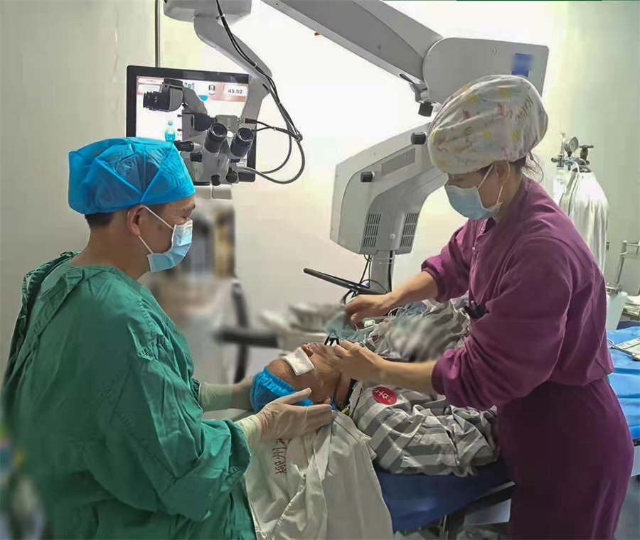 柳州市红十字会医院借助虹膜扩张器扩大瞳孔成功完成一例白内障手术