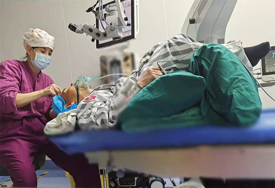 柳州市红十字会医院借助虹膜扩张器扩大瞳孔成功完成一例白内障手术