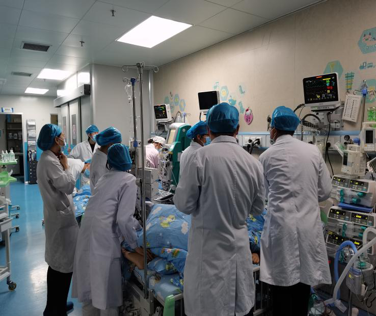 广西壮族自治区南溪山医院连续奋战一天一夜成功抢救两名危重症患儿