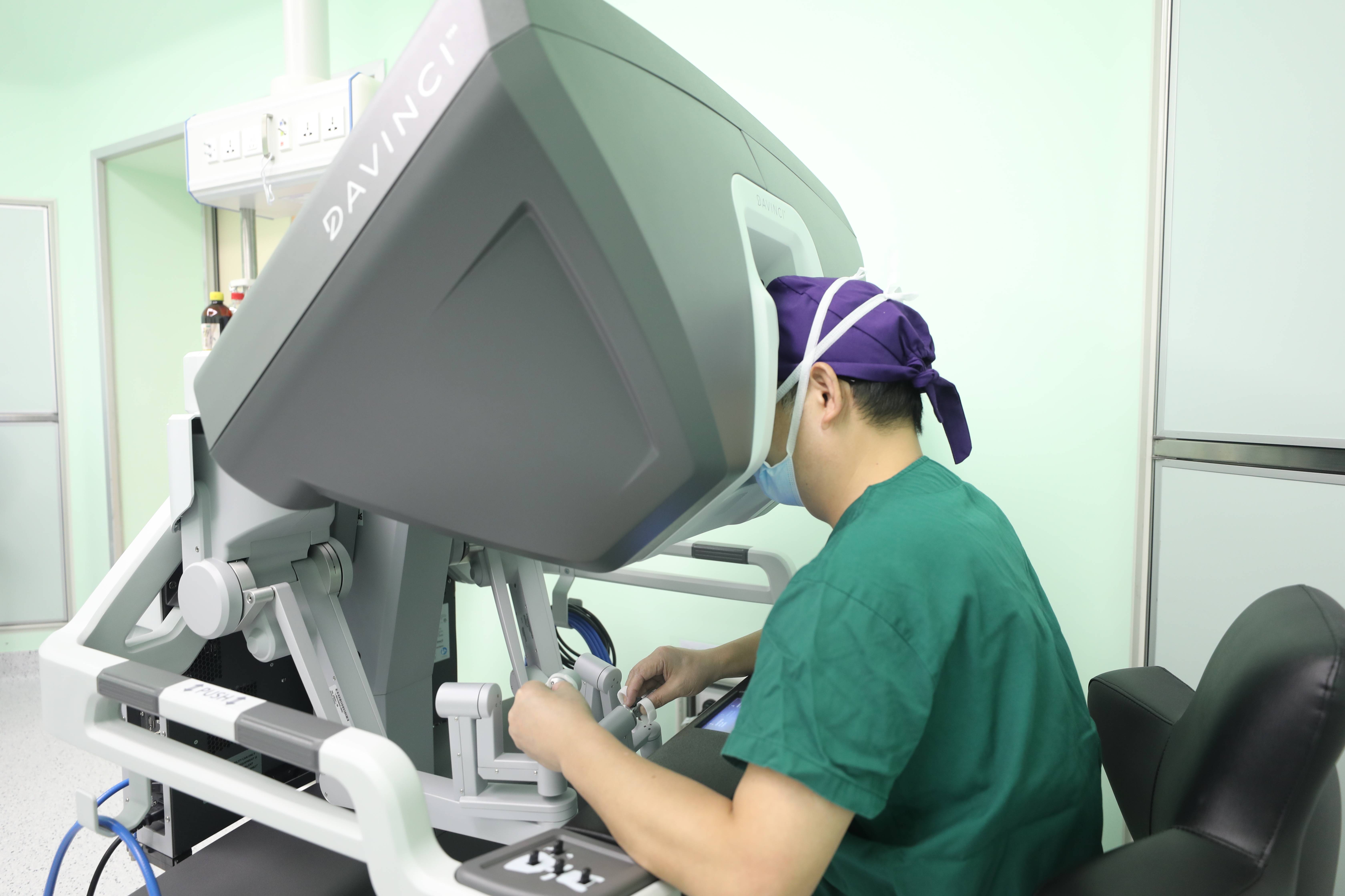 广西壮族自治区南溪山医院达芬奇机器人手术突破 100 例