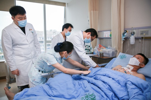 男子颈总动脉被铁片瞬间割破 海南省肿瘤医院一路绿灯救治