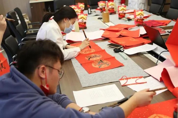 同济大学附属同济医院开展 2022 年青年职工与医学生 「笔墨迎春 福虎生威」活动
