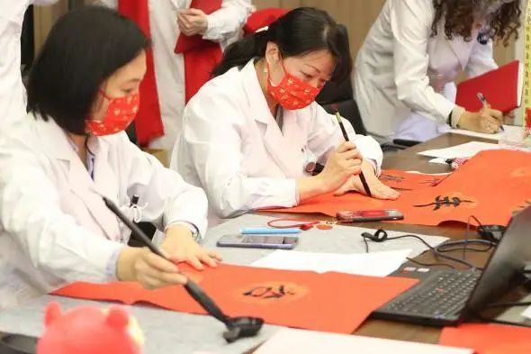 同济大学附属同济医院开展 2022 年青年职工与医学生 「笔墨迎春 福虎生威」活动
