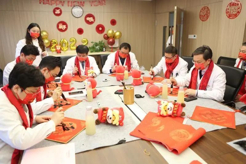 同济大学附属同济医院开展 2022 年青年职工与医学生 「笔墨迎春 福虎生威」活动