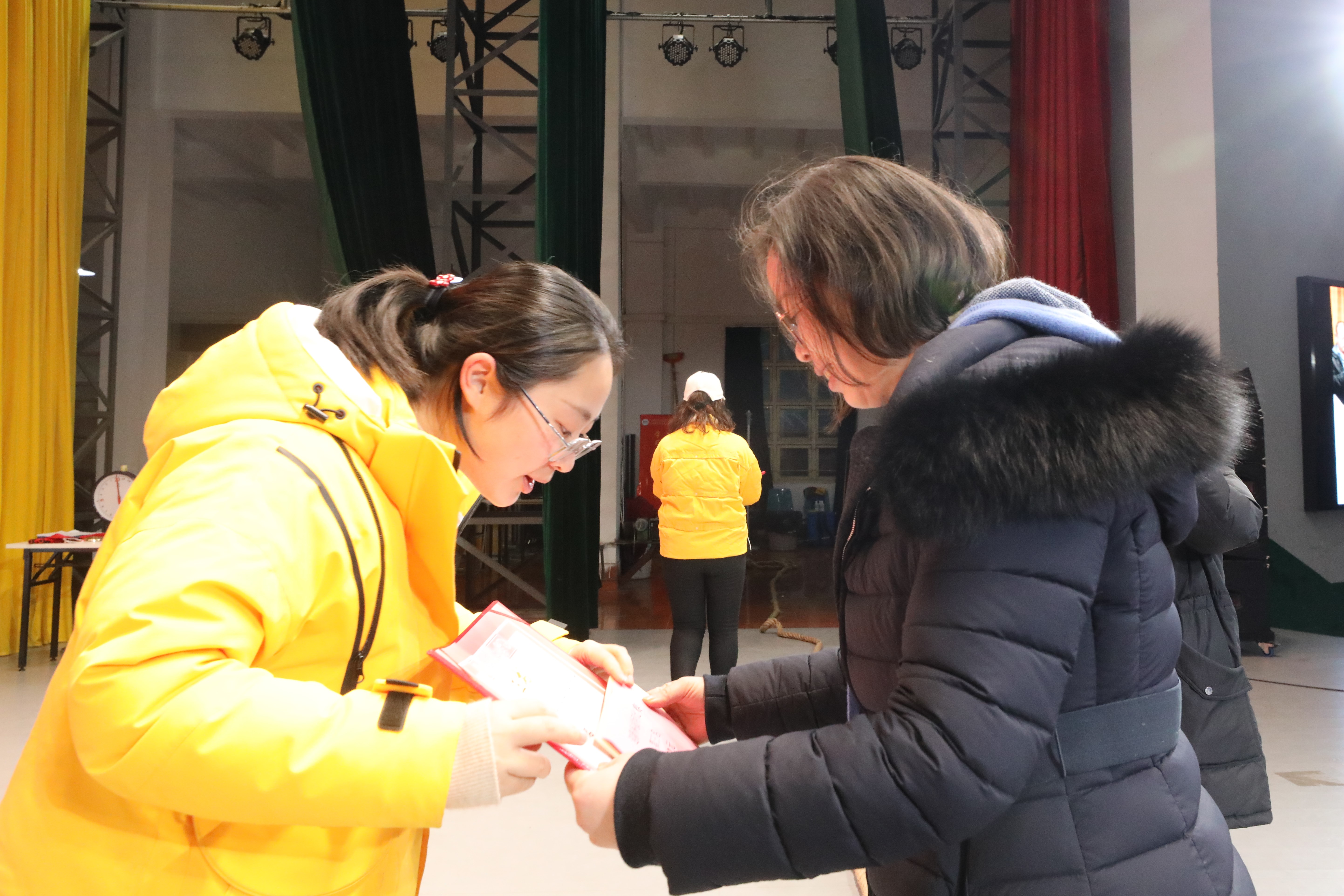 广西壮族自治区南溪山医院举办迎春职工拔河比赛