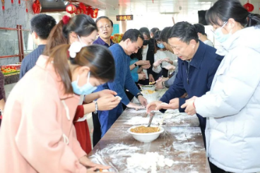 温暖的除夕——淮安市一院党委书记徐克平、院长杨晓钟等领导班子成员和在院的研究生、本科生共度除夕