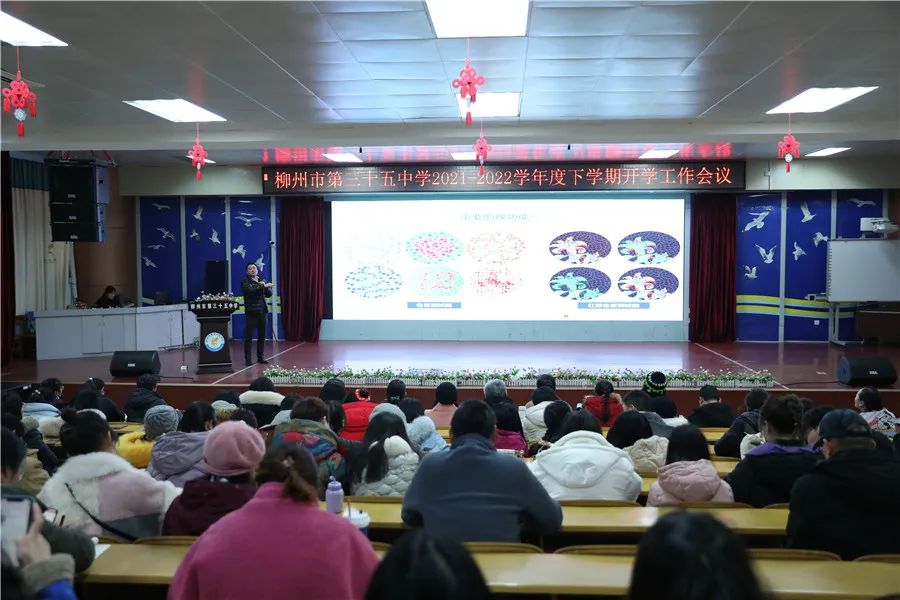 柳州市红十字会医院眼科专家为老师们讲授近视防控知识