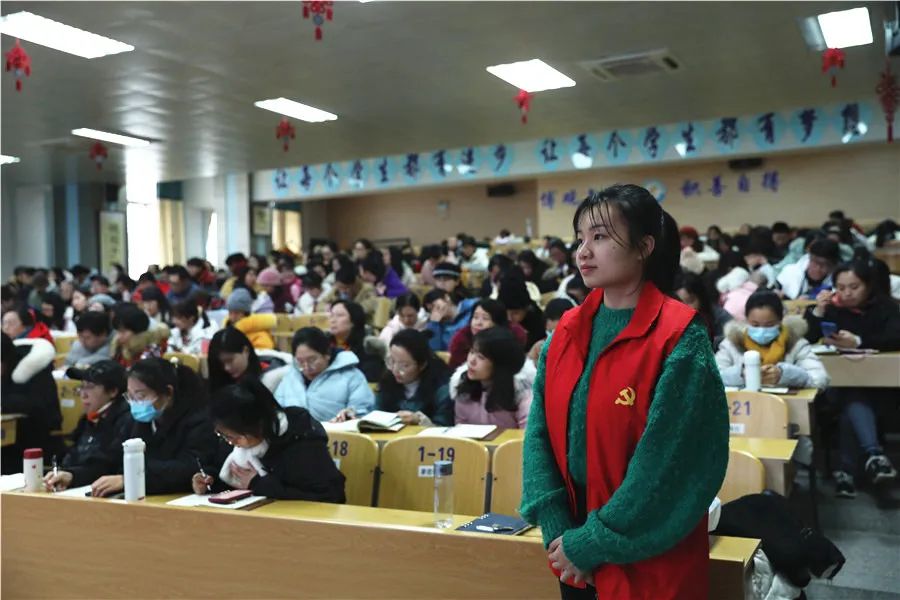 柳州市红十字会医院眼科专家为老师们讲授近视防控知识