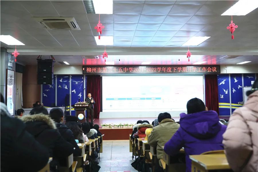 柳州市红十字会医院眼科专家为老师们讲授近视防控知识