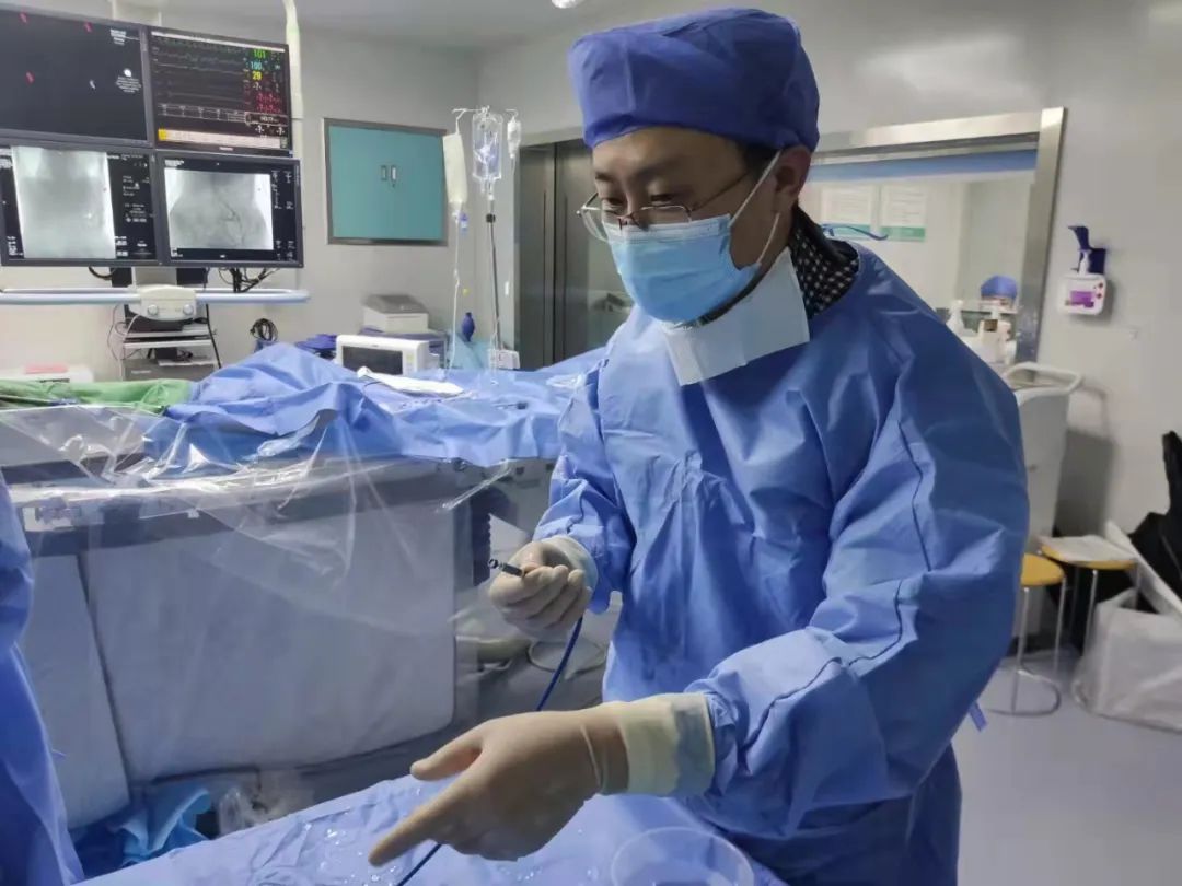 全球体积最小！心内科为七旬老人成功植入无导线心脏起搏器