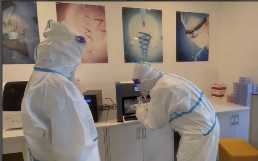 远在异乡的大爱坚守