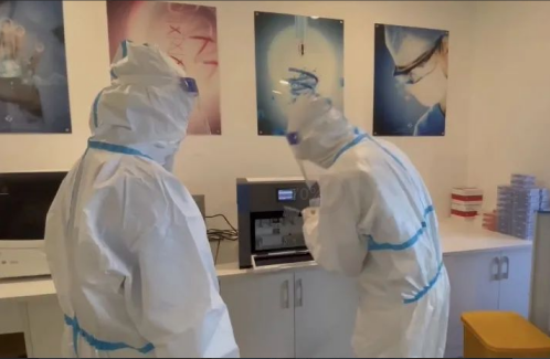 远在异乡的大爱坚守