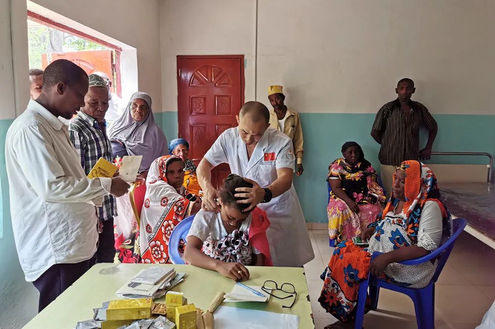 中医药香飘科摩罗——记中国第十三批援科摩罗医疗队队员、广中医一附院推拿科吴舸医生