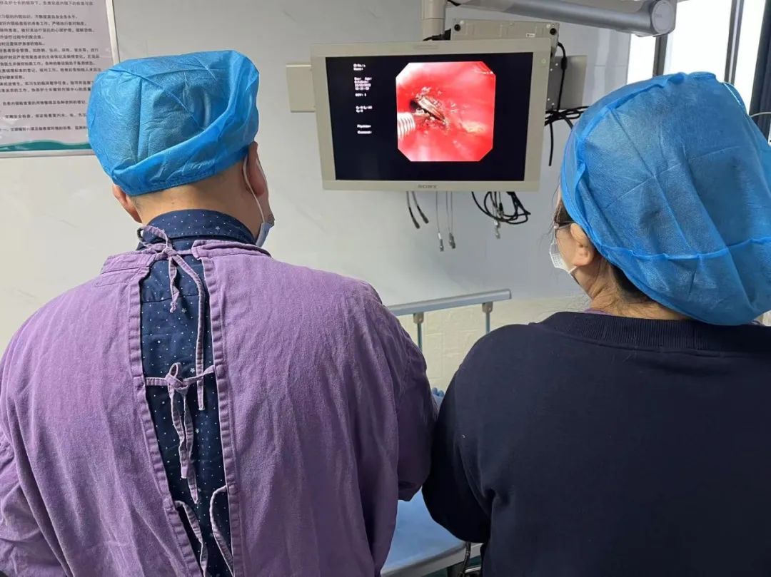 8 岁女童误吞金属环，消化内镜取出大麻烦