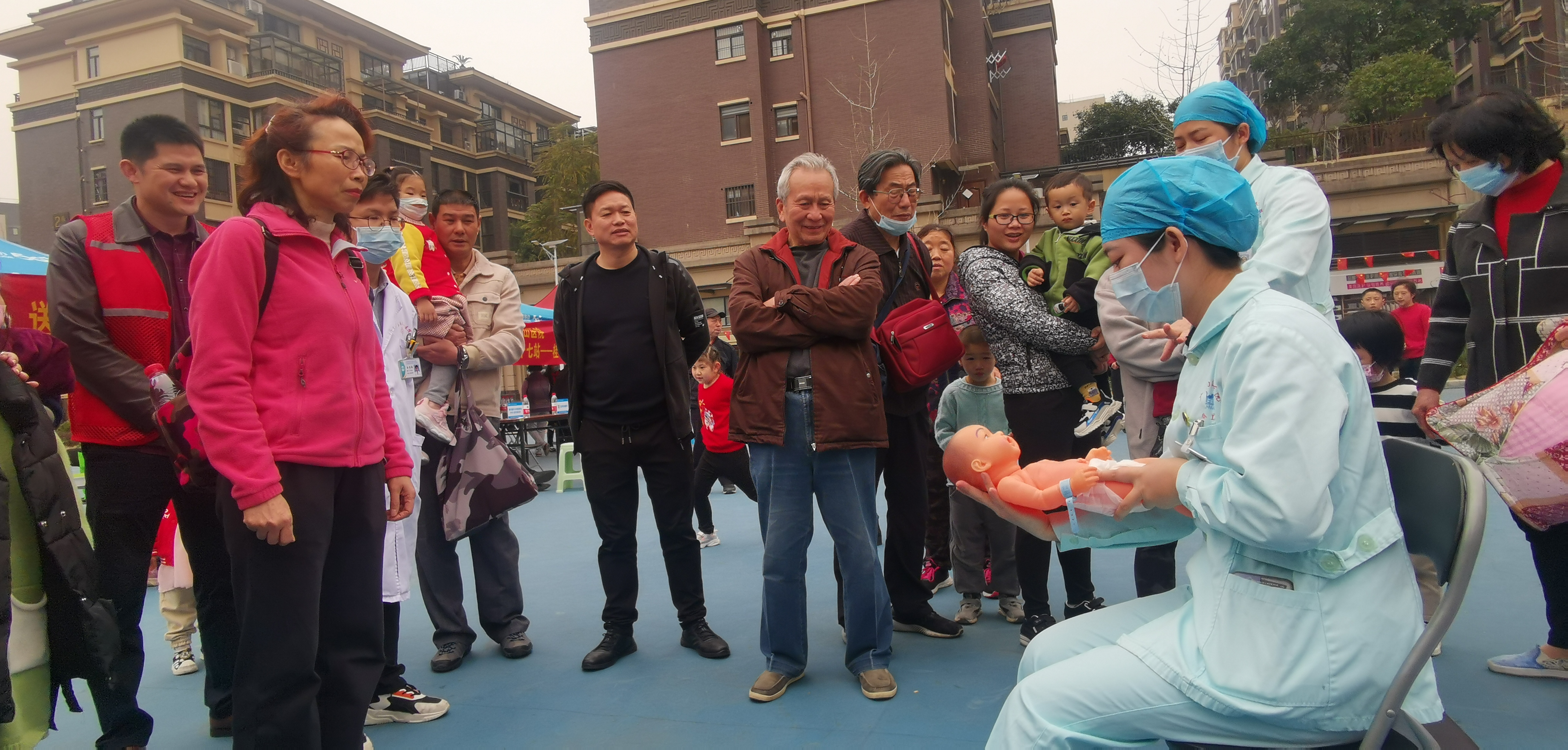 学雷锋 见行动 送健康  为群众 ——桂林市政协、南溪山医院党团员走进社区开展学雷锋为民服务活动