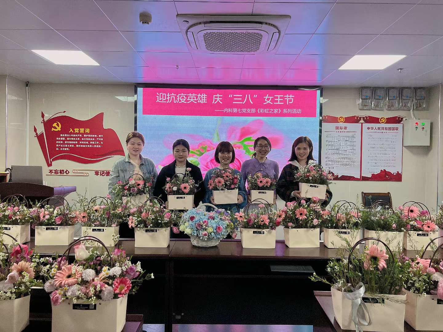 广西壮族自治区南溪山医院:鲜花献英雄,插花庆「三八」