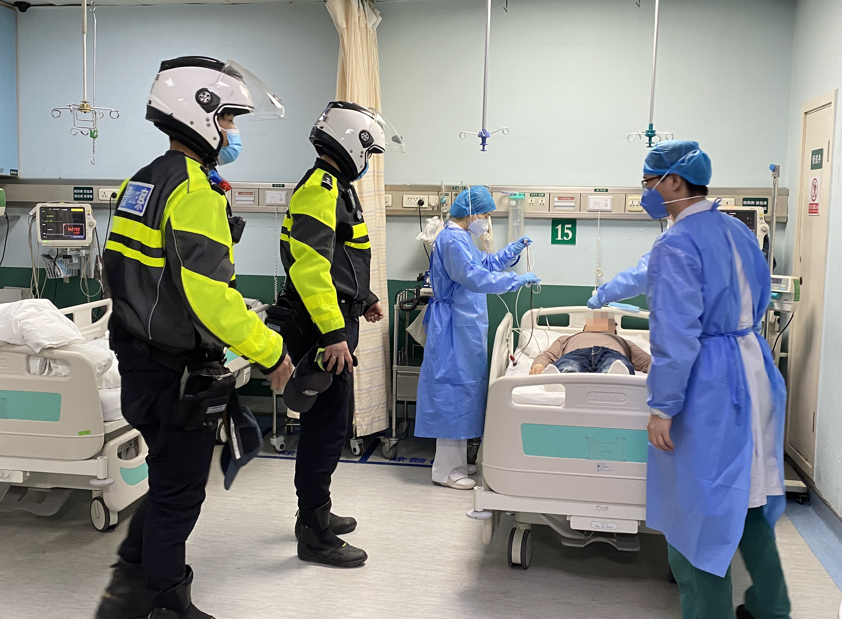 男子高速路上突发心慌冒冷汗  警车开道一路护送到医院