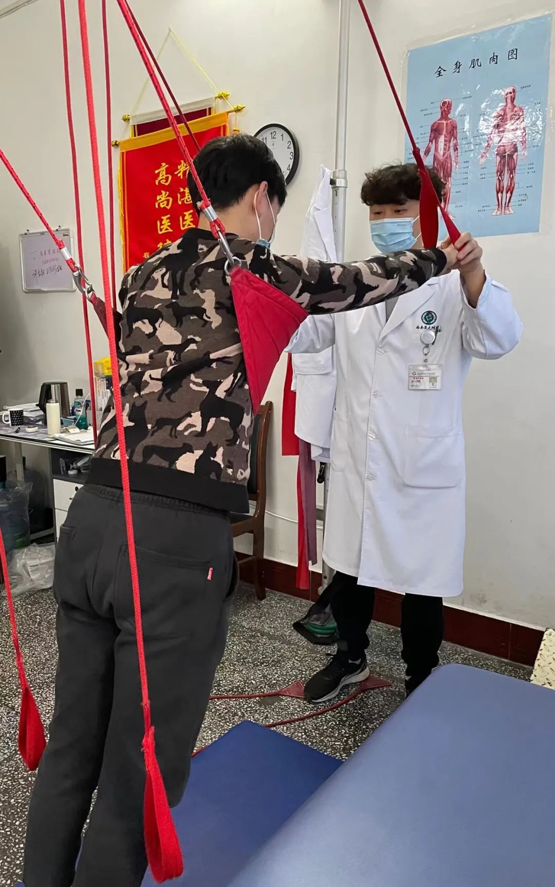 一边治疗一边讲段子,康复科有位会说相声的医生