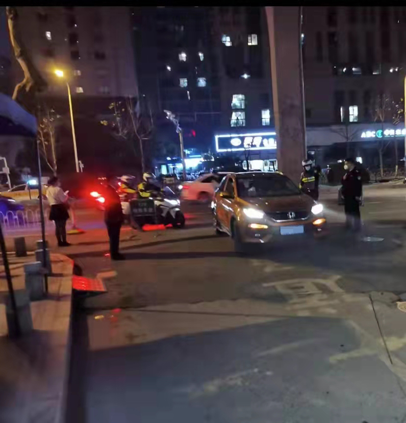 男子高速路上突发心慌冒冷汗  警车开道一路护送到医院