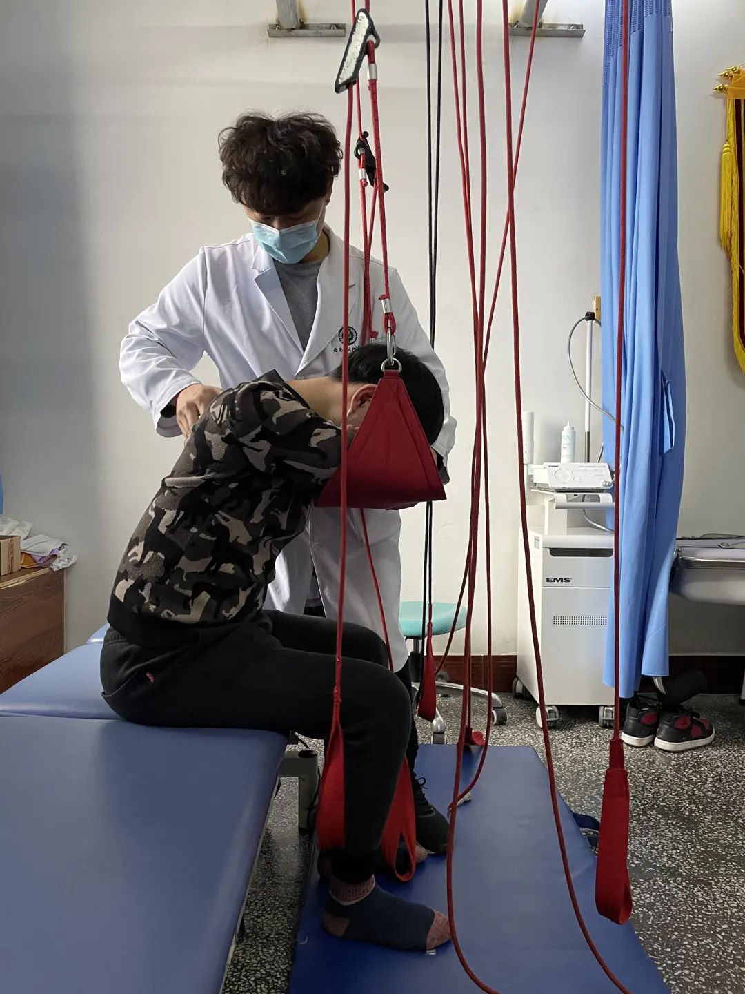 一边治疗一边讲段子,康复科有位会说相声的医生