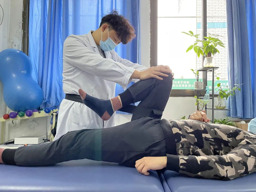 一边治疗一边讲段子,康复科有位会说相声的医生