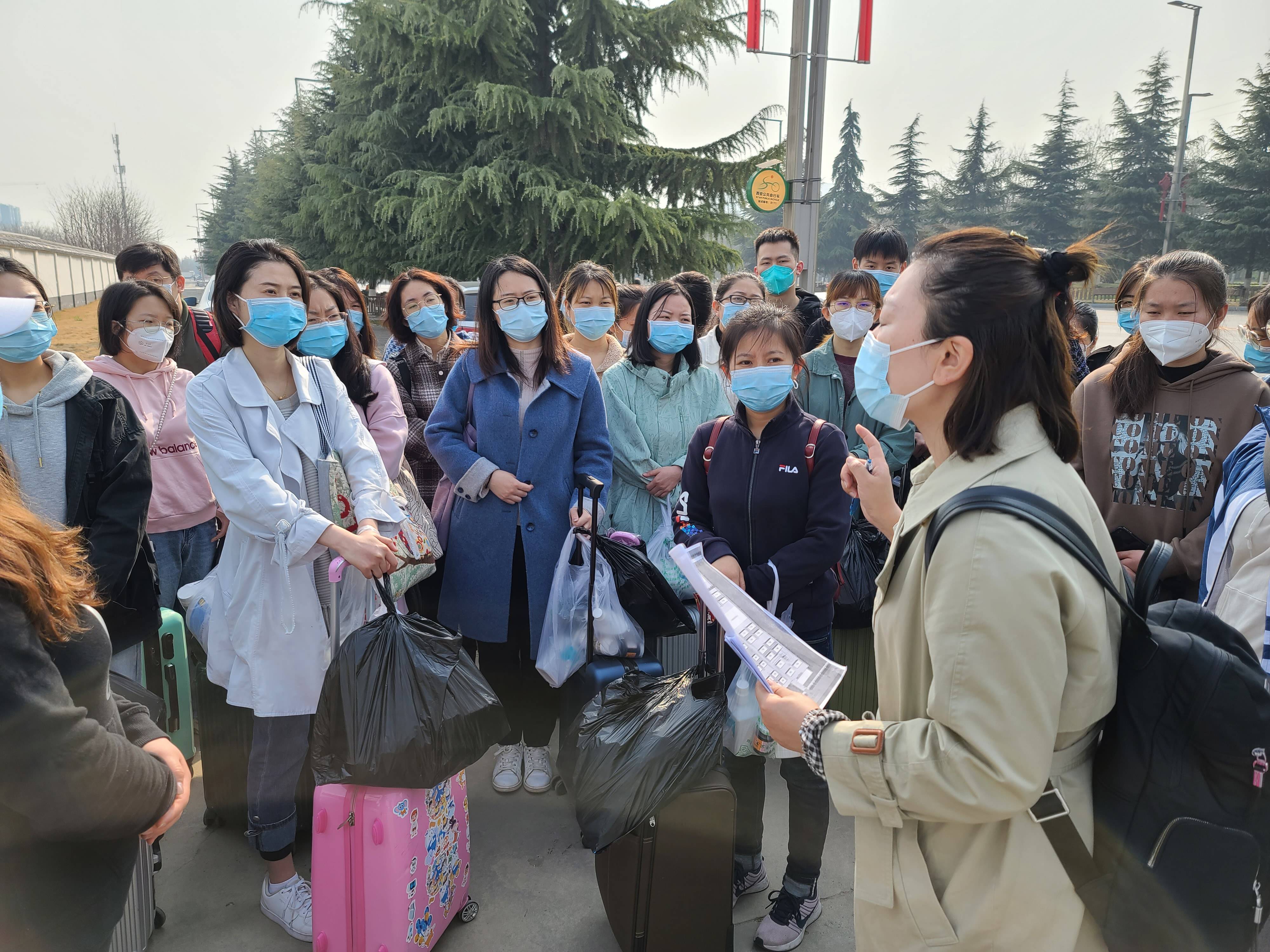 西安交大一附院赴港务区援方舱医疗队积极开展工作