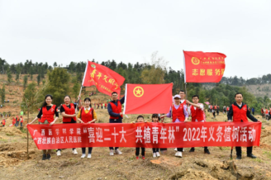 广西壮族自治区人民医院团委组织青年团员参加「喜迎二十大·共植青年林」义务植树活动