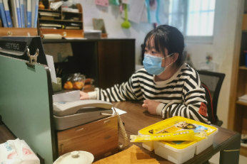 抗疫与教育都不能耽搁！这位大白不忘自己的职责