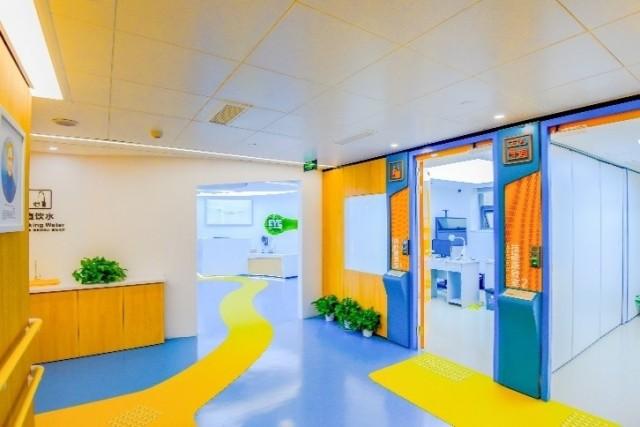 这个眼科门诊半天只看五个号，背后有个暖心的故事