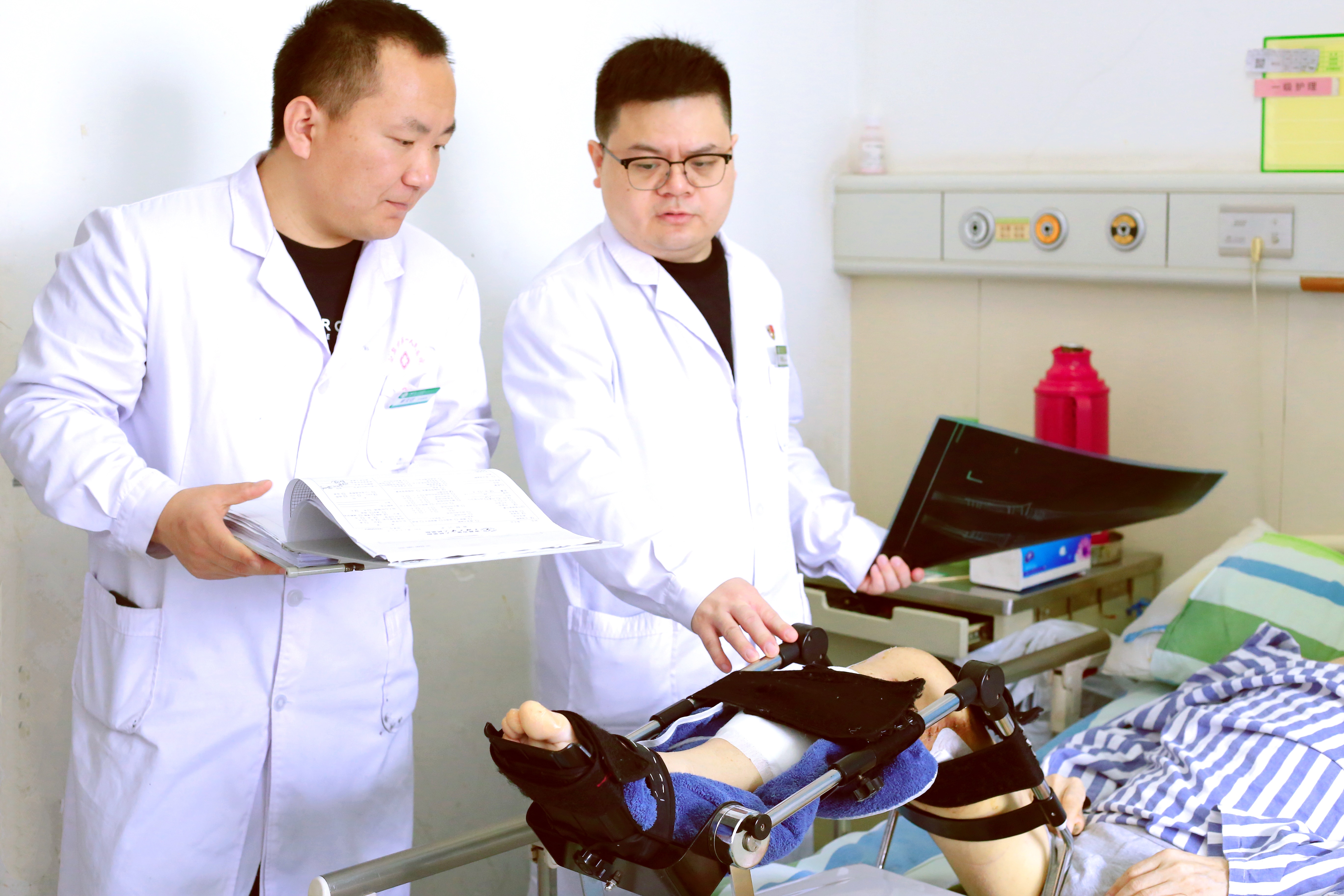 1 吨多重物砸断腿 宜昌市第一人民医院开通急诊手术绿色通道为患者保驾护航