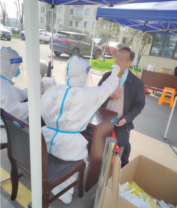 抗疫与教育都不能耽搁！这位大白不忘自己的职责