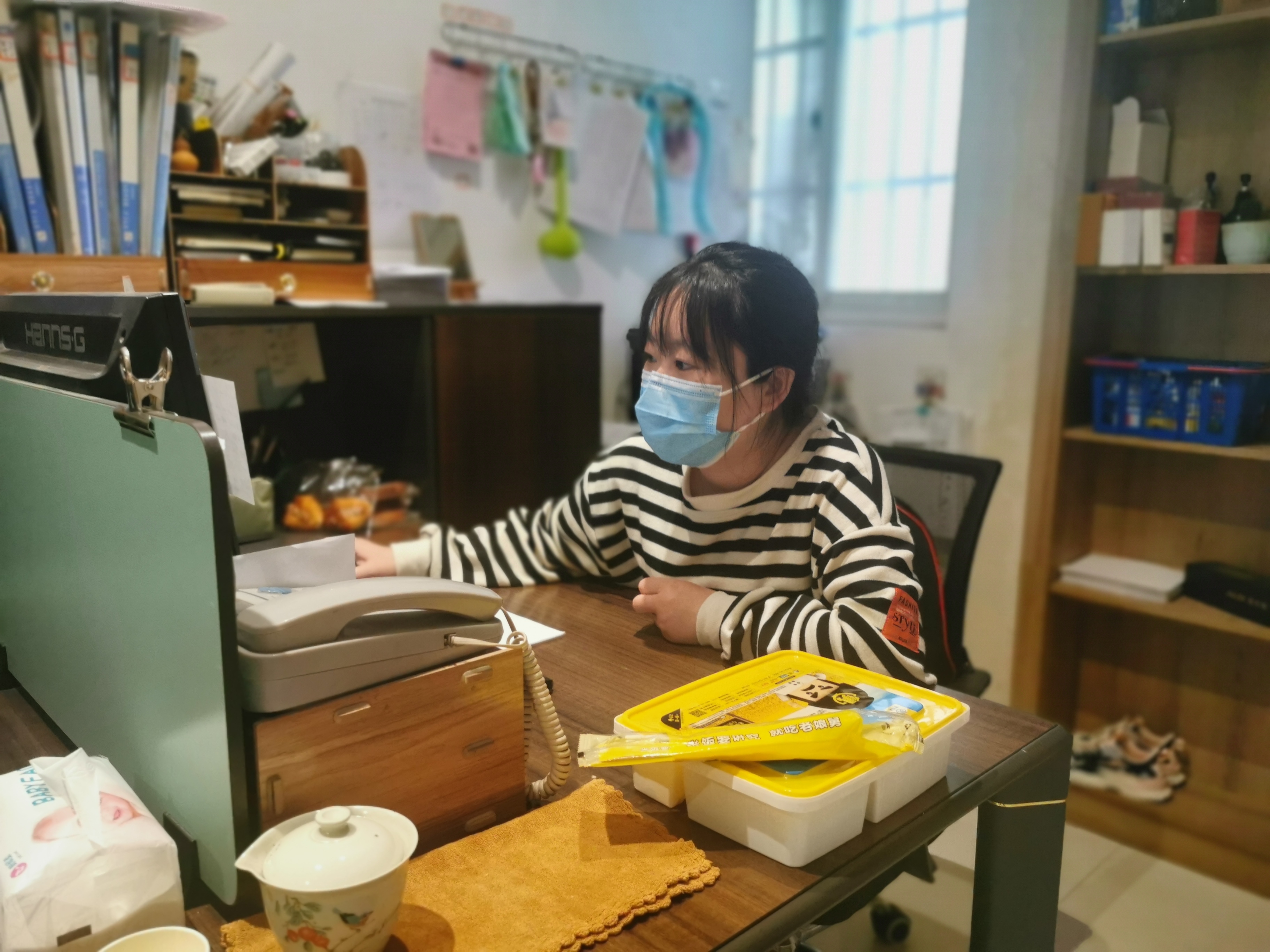 抗疫与教育都不能耽搁！这位大白不忘自己的职责