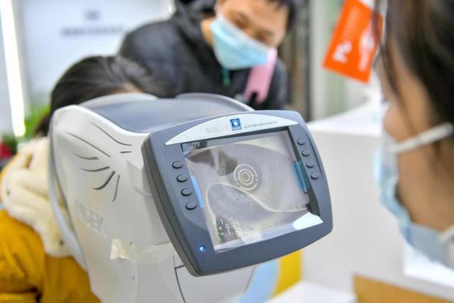 这个眼科门诊半天只看五个号，背后有个暖心的故事