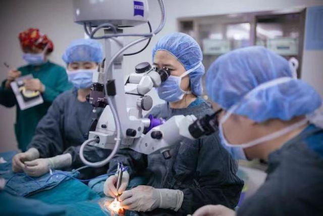 这个眼科门诊半天只看五个号，背后有个暖心的故事